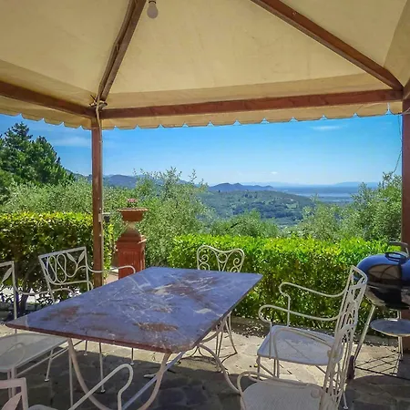 Charming House With Sea View Near Lucca بيت للعطل